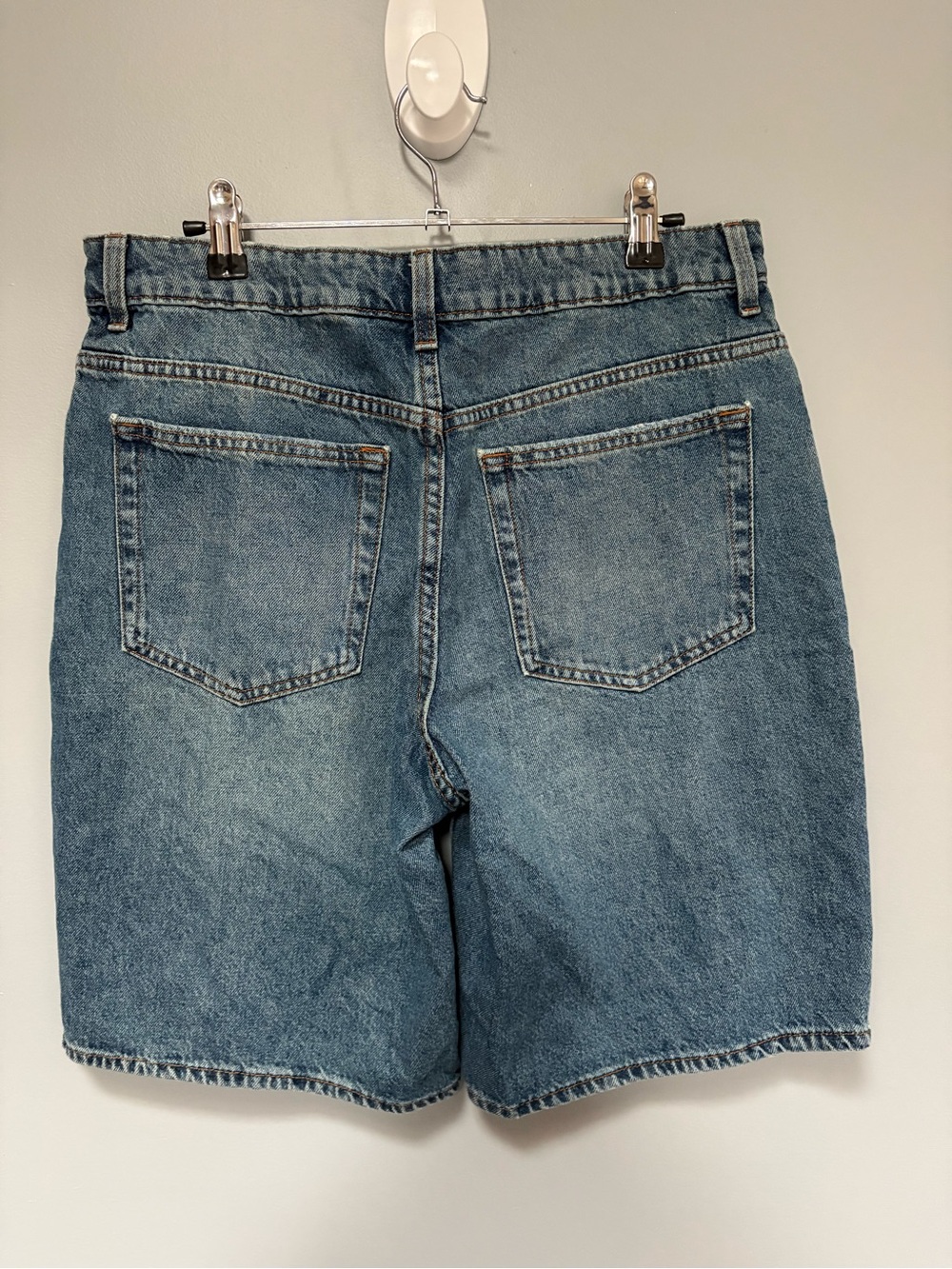 H&M Divided Trendy‎ Women’s Med Wash Blue Denim Jeans Contrast Stitching Size 6 - Picture 2 of 4